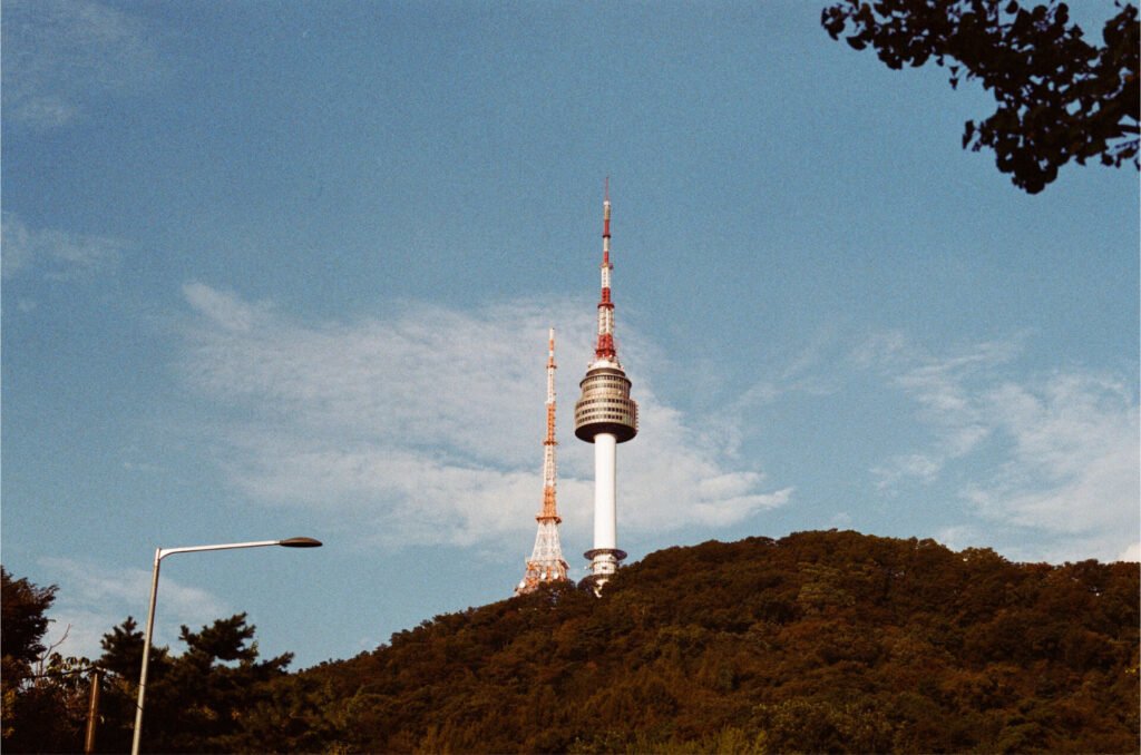 Torre Nseoul vista desde abajo de la montaña Namsan