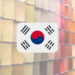 Paleta de colores al fondo y bandera surcoreana en primer plano