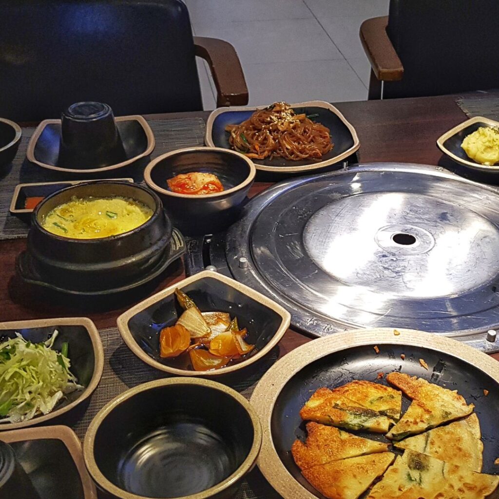 Mesa llena de platos coreanos