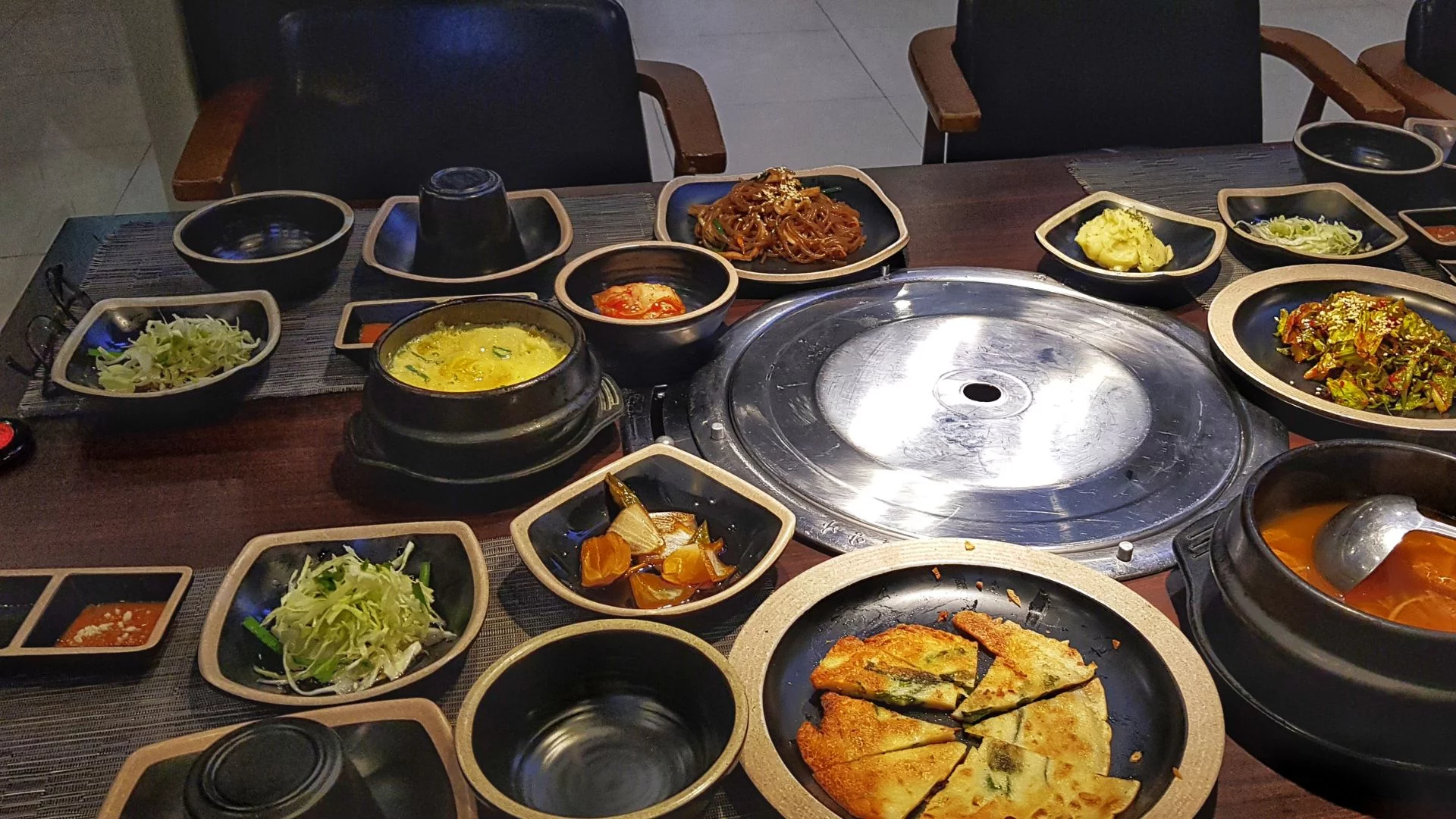 Table avec plein de plat de la cuisine coréen