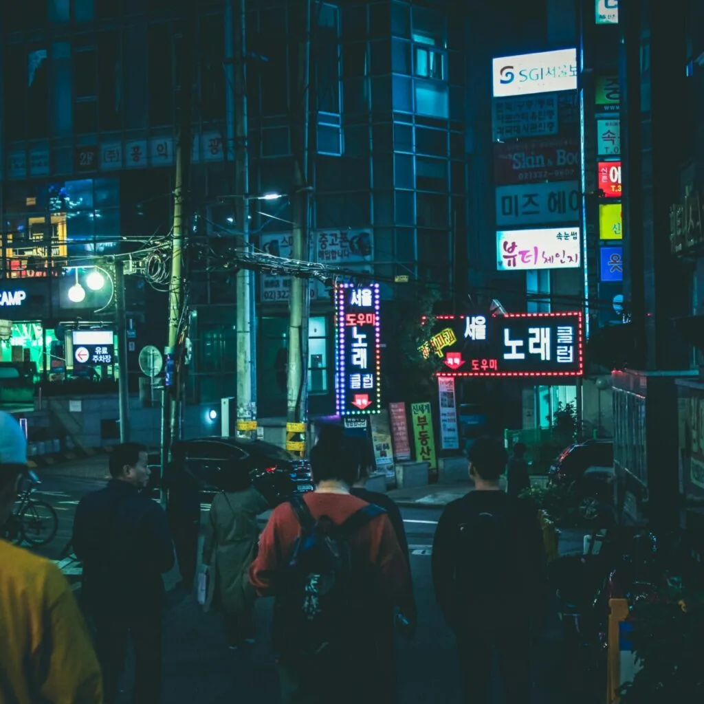 Séoul de nuit, dans le fond on voit les salles de karaoké (Noraebang en corée hangul)